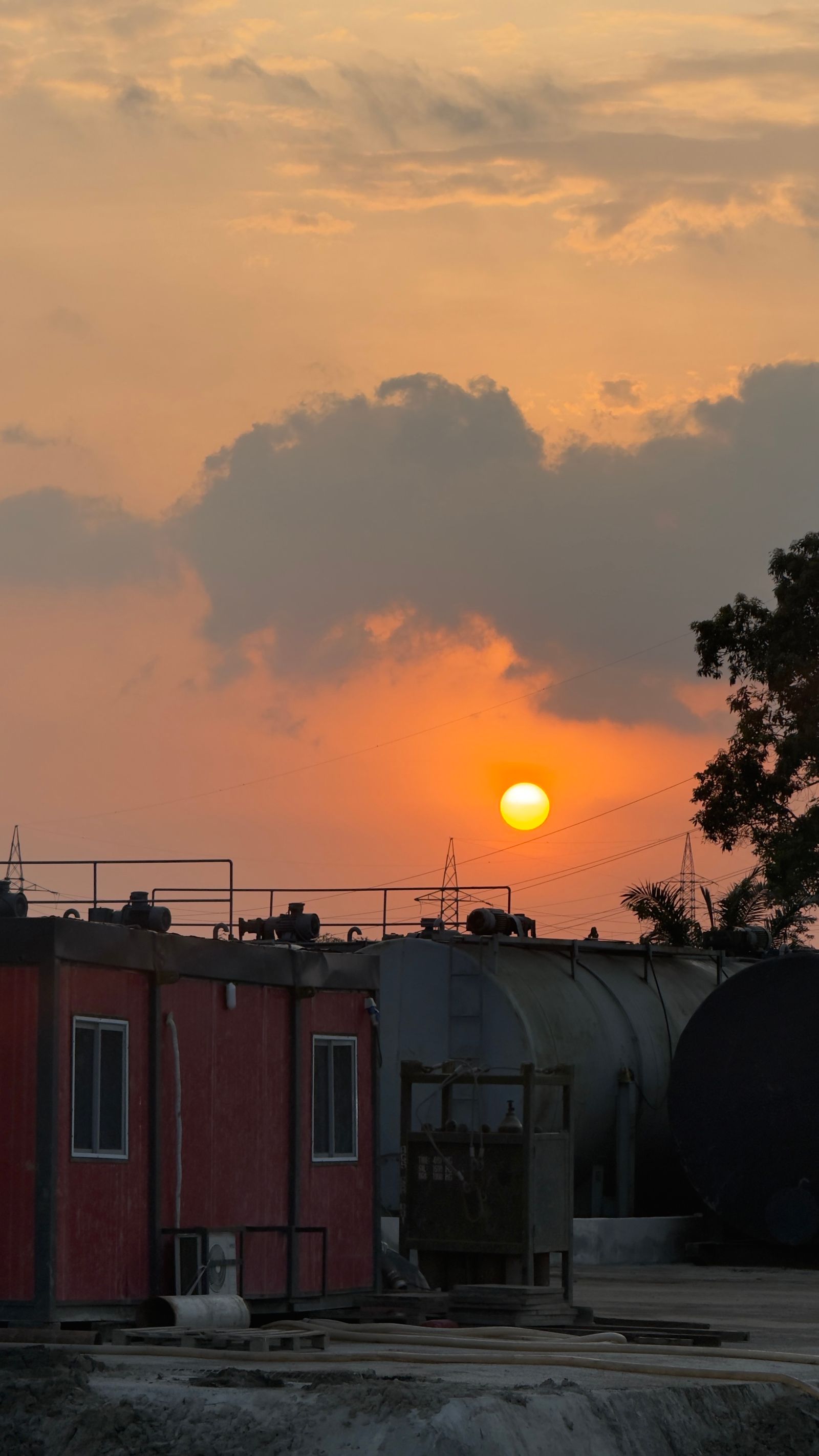 Installations de stockage de produits pétroliers au crépuscule
